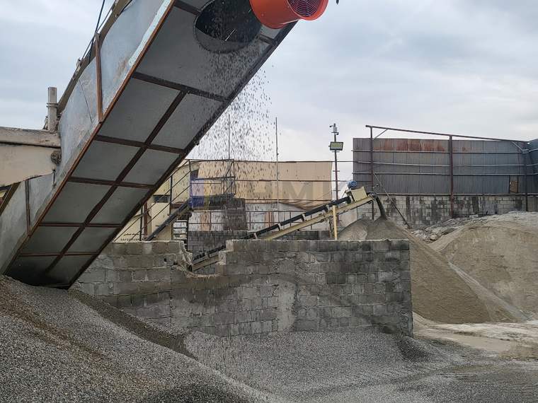 Conveyor discharging crushed recycled road base at the BHMK plant