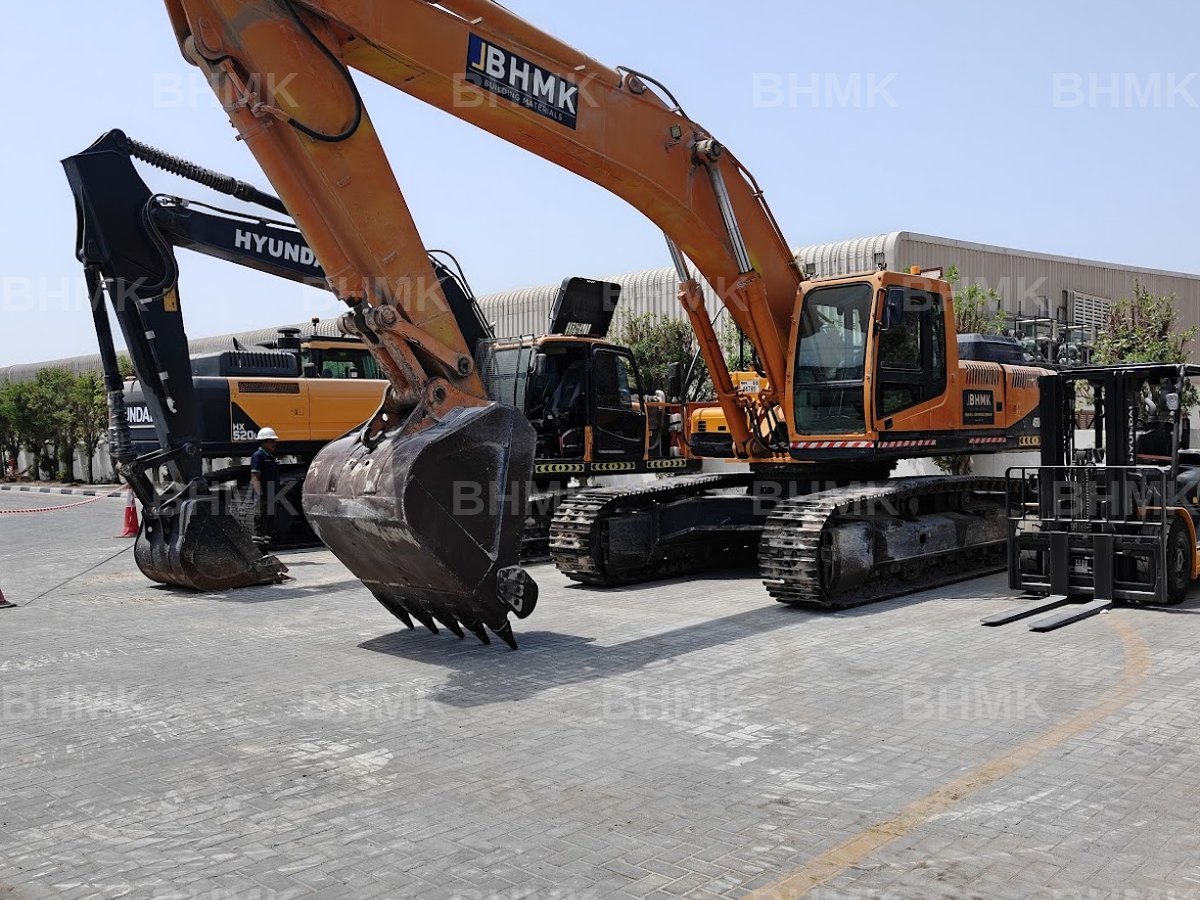 BHMK excavation plant fleet lined up at the Dubai yard